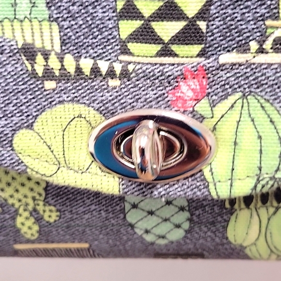 KJM Designs Crossbody Purse With Cactus Print One Outside Pocket w/Zipper - Picture 6 of 13